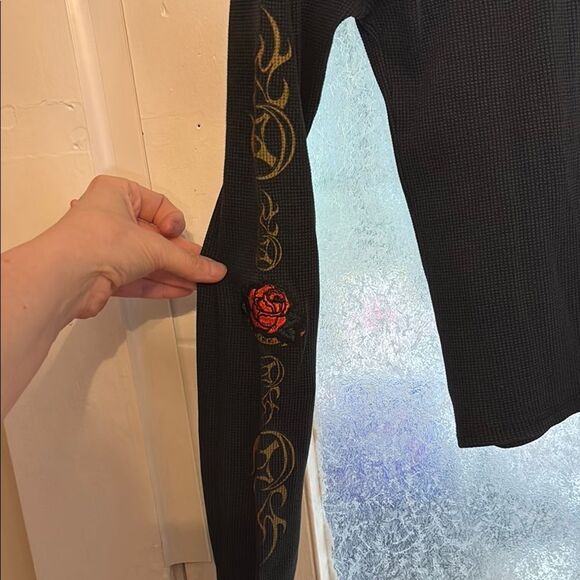 NWT Forever 21 Black Long Sleeve with Floral Patch On Sleeve Size Medium - Picture 5 of 9